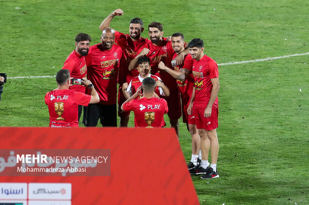 بازیکنان تیم فوتبال پرسپولیس تهران در حال گرفتن عکس یادگاری پیش از اهدای سوپر جام هستند 