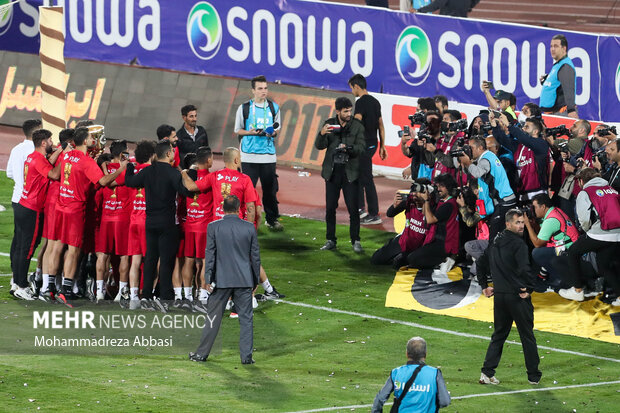 بازیکنان تیم فوتبال پرسپولیس تهران در حال گرفتن عکس یادگاری پس از اهدای سوپر جام هستند 