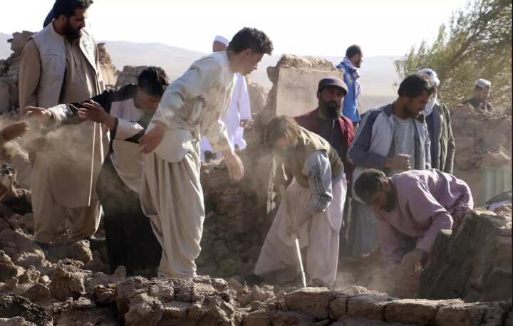 Afganistan’daki deprem can kaybı 2 bin 400’e yükseldi