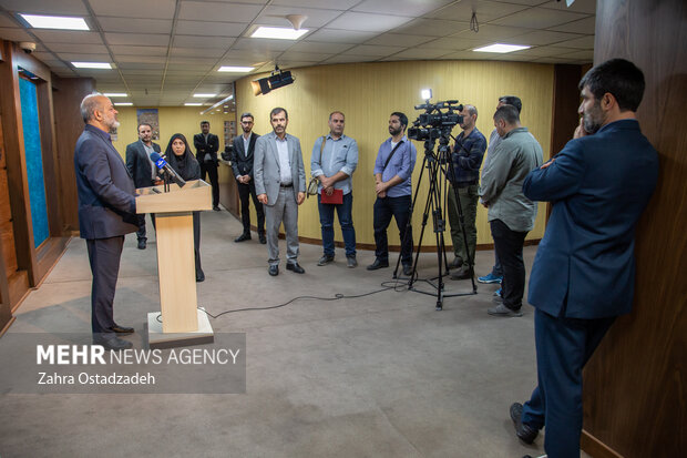 احمد وحیدی وزیر کشور پس از اتمام نشست مشترک استانداران سراسر کشور با حضور محمد مخبر معاون اول رئیس جمهور ‌‌‌در حال گفتگو با خبرنگاران است