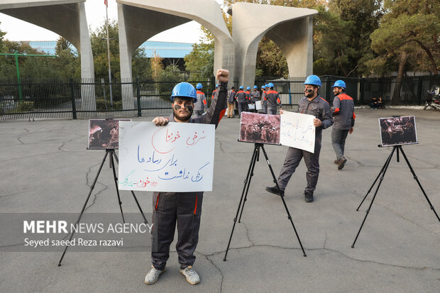 نمایشگاه عکس از معدن «طرزه» با عنوان طزره مقتل عدالت و با هدف حمایت از کارگران معدن و همچنین دادخواهی و پیگیری علت مرگ کارگران معدن طزره و با همت بسیج دانشجویی دانشگاه تهران بعدازظهر امروز دوشنبه ۱۷ مهر ماه ۱۴۰۲ برگزار شد