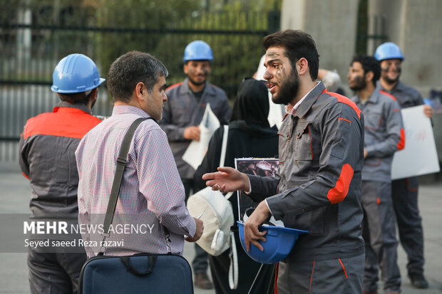 نمایشگاه عکس از معدن «طرزه» با عنوان طزره مقتل عدالت و با هدف حمایت از کارگران معدن و همچنین دادخواهی و پیگیری علت مرگ کارگران معدن طزره و با همت بسیج دانشجویی دانشگاه تهران بعدازظهر امروز دوشنبه ۱۷ مهر ماه ۱۴۰۲ برگزار شد