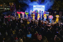 شادی پیمایی بزرگ عروسک ها در بوستان علوی قم برگزار می شود