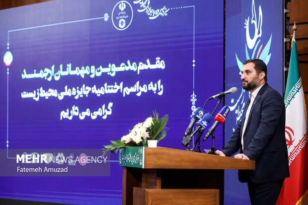 نورالله مرادی معاون آموزش و مشارکت‌های مردمی سازمان حفاظت محیط زیست در حال سخنرانی در مراسم جایزه ملی محیط زیست است