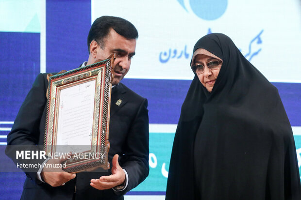 علی سلاجقه رییس سازمان محیط زیست و انسیه خزعلی معاون امور زنان رییس جمهور در مراسم جایزه ملی محیط زیست حضور دارد