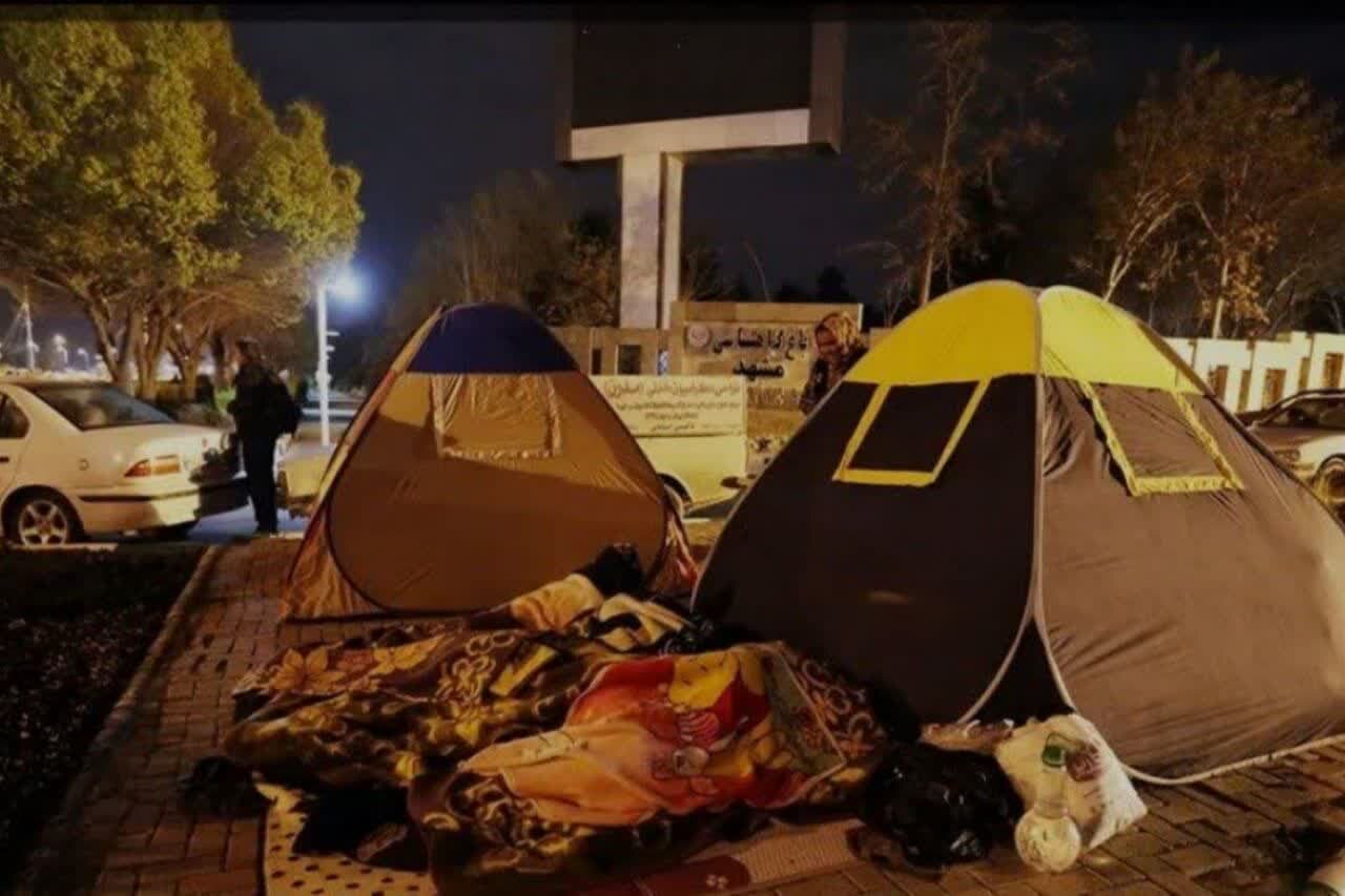 زنده جان همچنان میلرزد/ اسکان مردم تایباد در پارکها