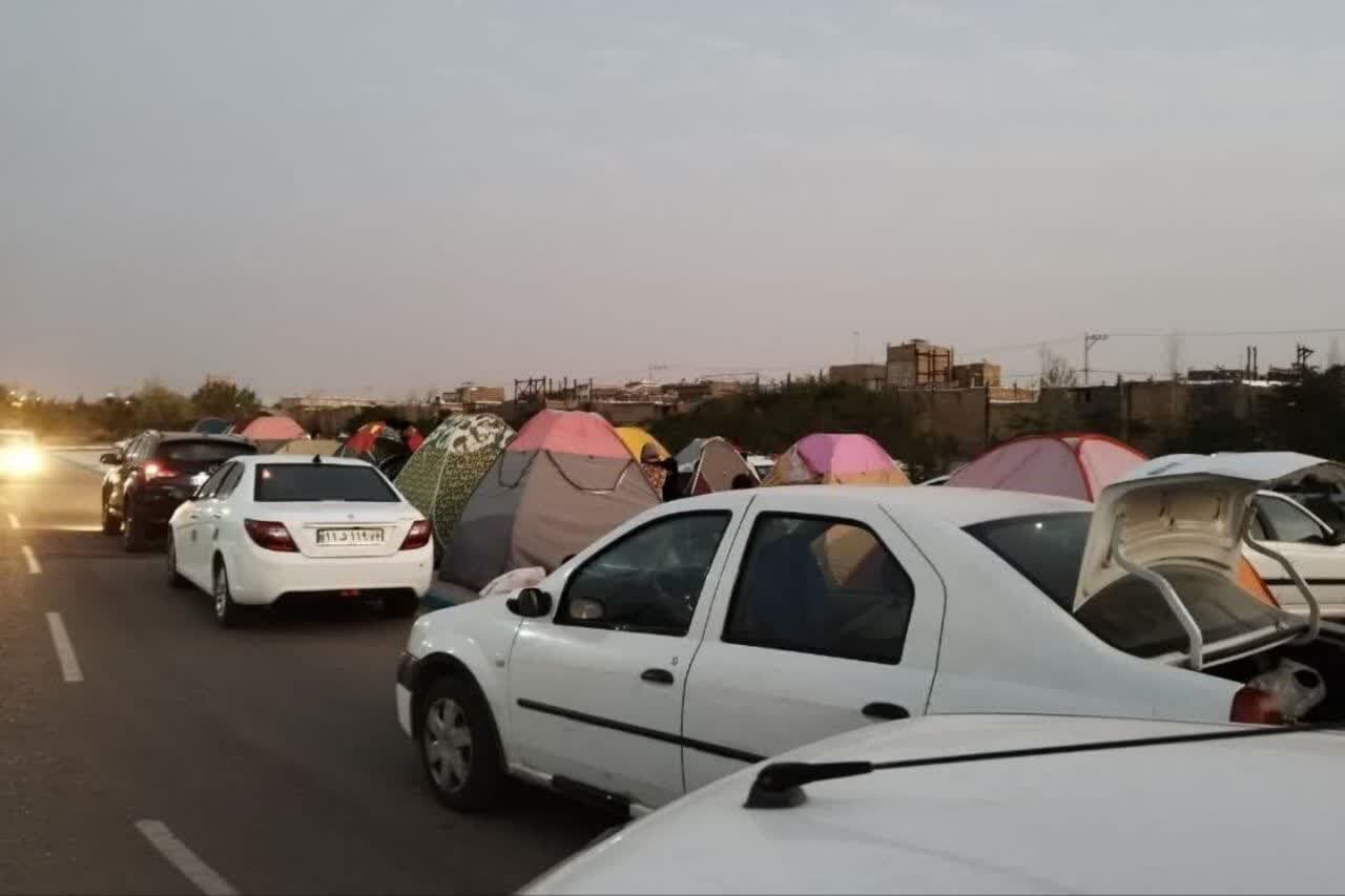 زنده جان همچنان میلرزد/ اسکان مردم تایباد در پارکها