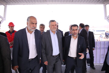وزیر کار از روند احداث کارخانه آهن اسفنجی بافق بازدید کرد