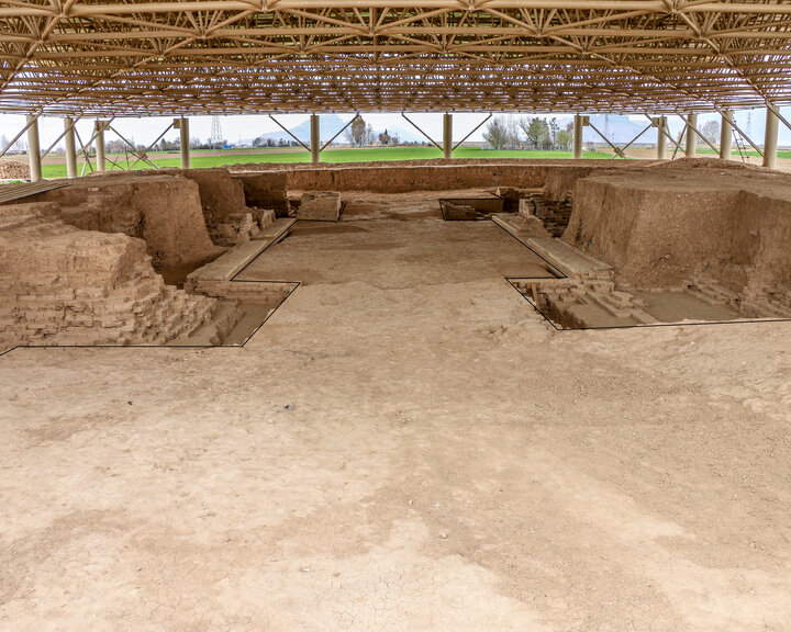 نمایان شدن سرتاسر دیواره شرقی دروازه پردیس پارسه تخت جمشید