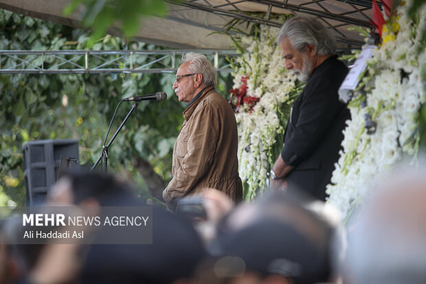 ایرج راد  در مراسم تشییع پیکر آتیلا پسیانی در حال سخنرانی است