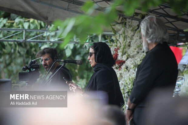 سحر دولتشاهی در حال سخنرانی در مراسم تشییع پیکر آتیلا پسیانی است