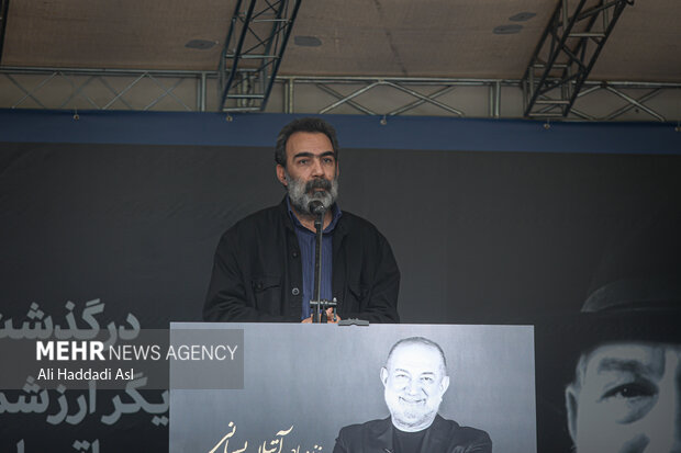 محمد چرمشیر در حال سخنرانی در مراسم تشییع پیکر آتیلا پسیانی است