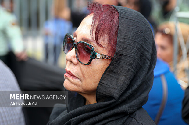 مریم معترف در مراسم تشییع پیکر آتیلا پسیانی حضور دارد
