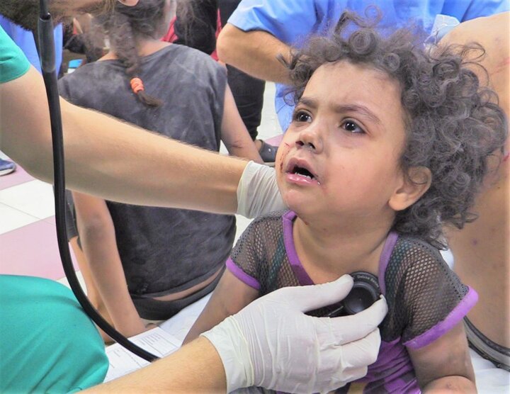 فلسطینی بچے سوتے گھر میں ہیں، ہوش اسپتال میں آتا ہے