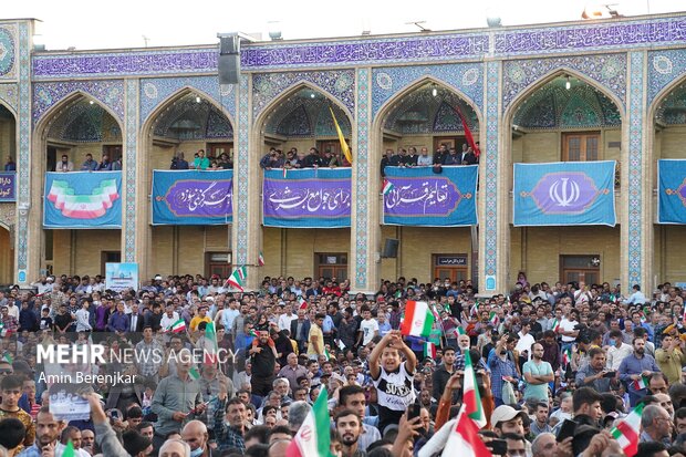 استقبال پرشور شیرازی ها و دیدار مردمی رئیس جمهور با مردم شیراز
