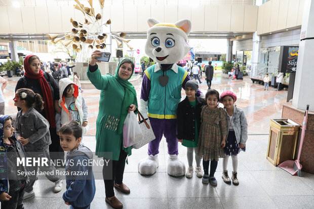 همزمان با هفته کودک و تهران ویژه برنامه هفته ملی کودک بعدازظهر امروز ۲۰ مهر ماه ۱۴۰۲ با حضور کودکان به همراه اجرا برنامه‌های شاد هنری و فرهنگی در در محوطه برج میلاد تهران برگزار شد