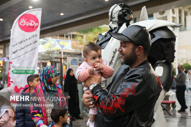 همزمان با هفته کودک و تهران ویژه برنامه هفته ملی کودک بعدازظهر امروز ۲۰ مهر ماه ۱۴۰۲ با حضور کودکان به همراه اجرا برنامه‌های شاد هنری و فرهنگی در در محوطه برج میلاد تهران برگزار شد