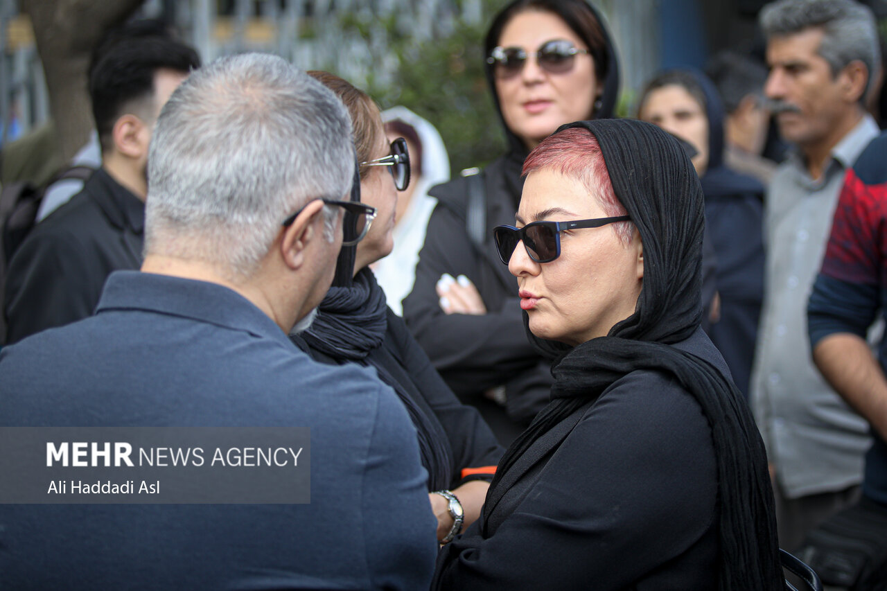 تیپ و قیافه بازیگران در مراسم تشییع و خاکسپاری آتیلا پسیانی +عکس https://media.mehrnews.com/d/2023/10/12/4/4696163.jpg?ts=1697099950875
