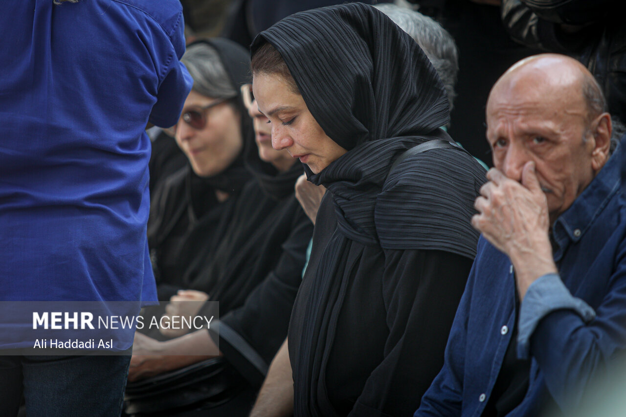 تیپ و قیافه بازیگران در مراسم تشییع و خاکسپاری آتیلا پسیانی +عکس https://media.mehrnews.com/d/2023/10/12/4/4696189.jpg?ts=1697100067829