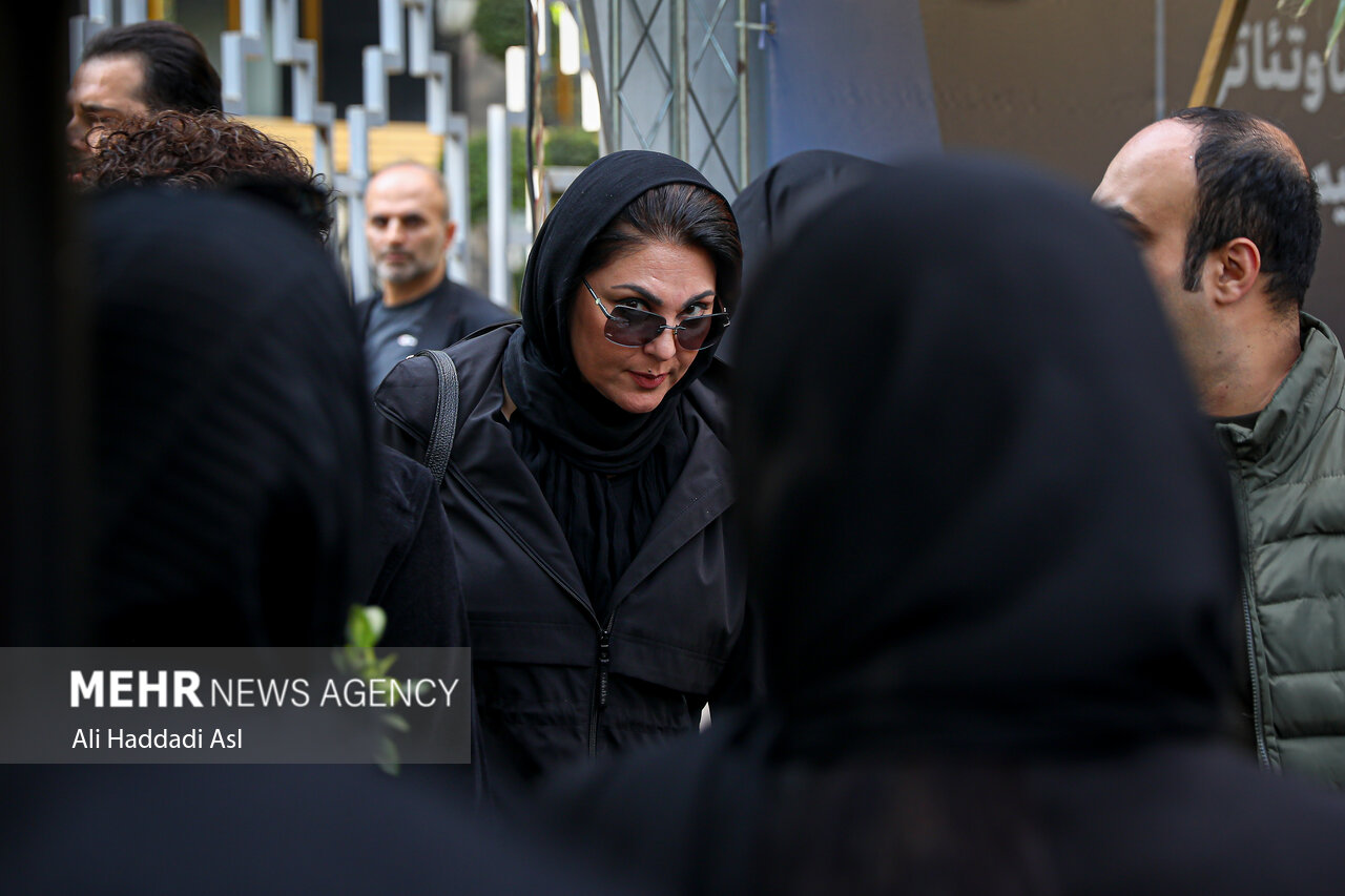 تیپ و قیافه بازیگران در مراسم تشییع و خاکسپاری آتیلا پسیانی +عکس https://media.mehrnews.com/d/2023/10/12/4/4696194.jpg?ts=1697100077919