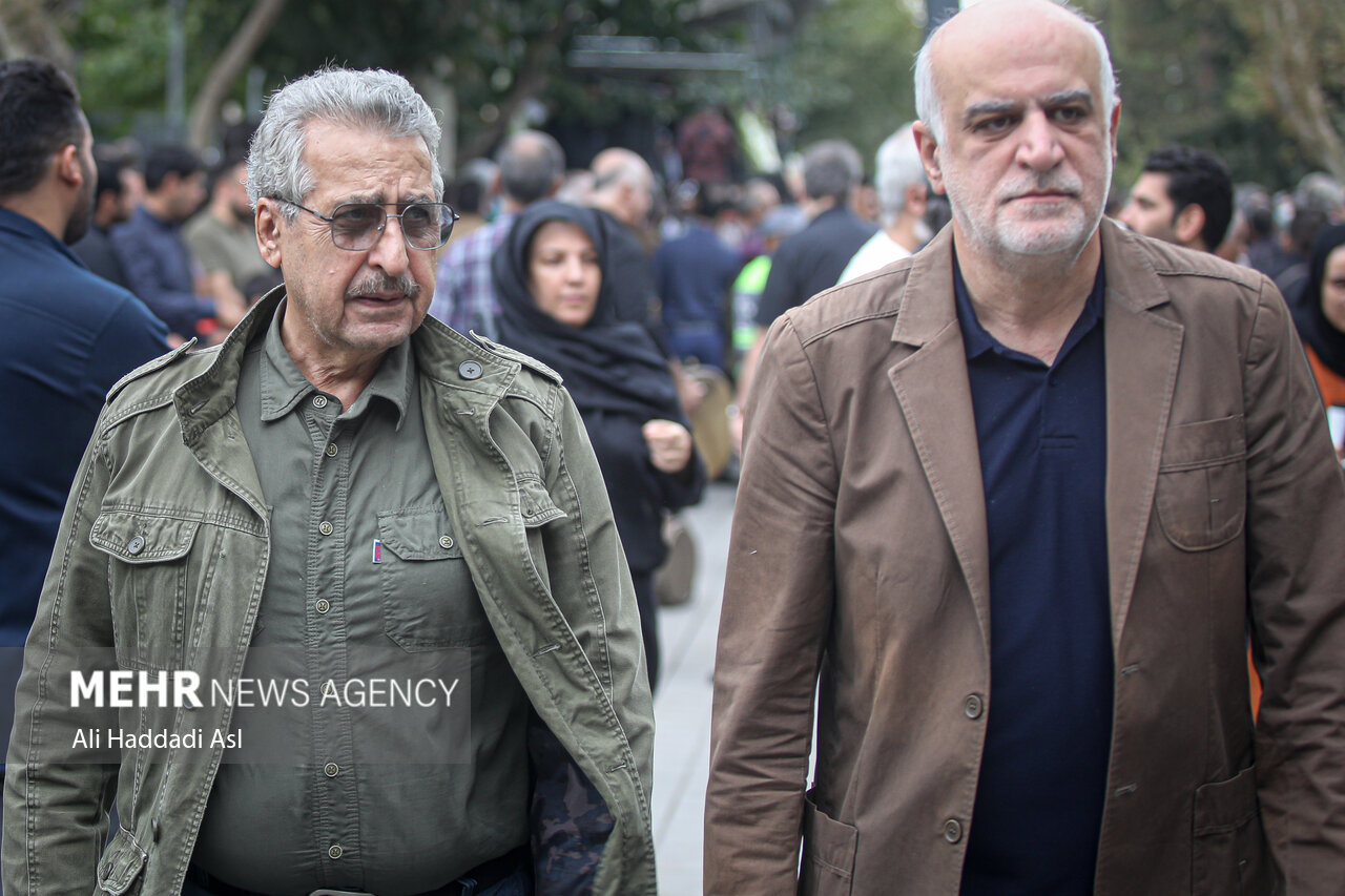تیپ و قیافه بازیگران در مراسم تشییع و خاکسپاری آتیلا پسیانی +عکس https://media.mehrnews.com/d/2023/10/12/4/4696234.jpg?ts=1697100980591