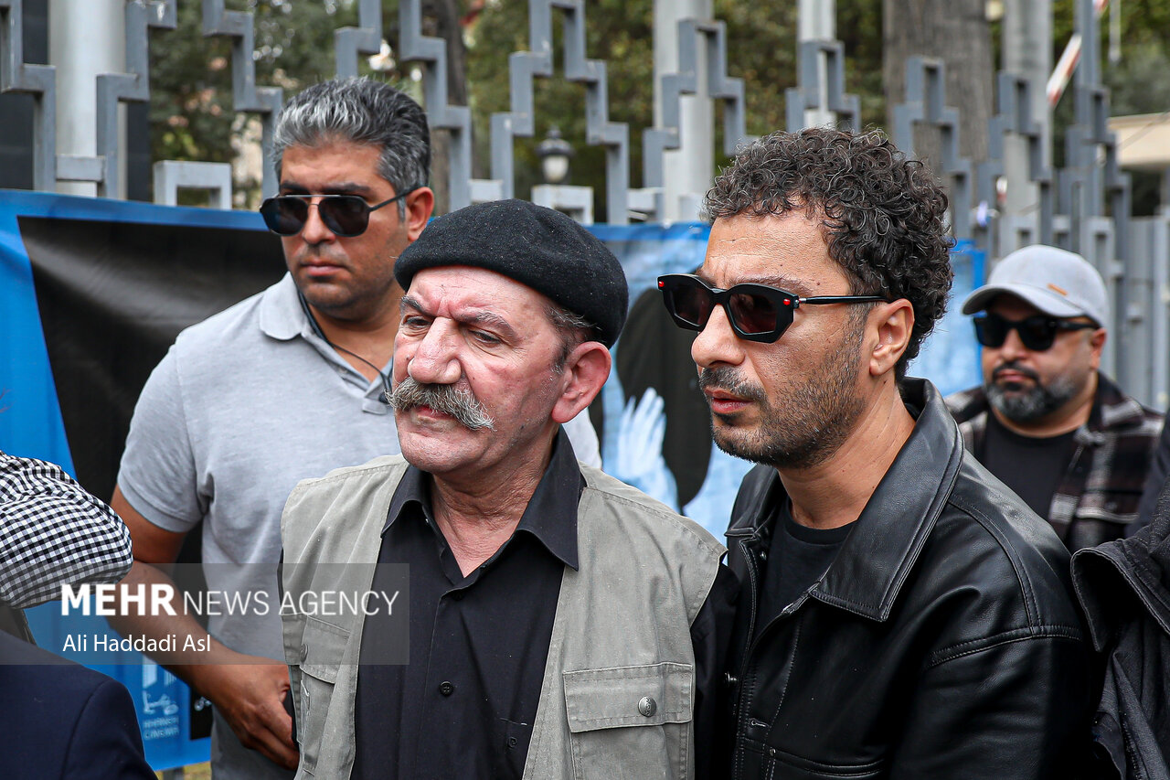 تیپ و قیافه بازیگران در مراسم تشییع و خاکسپاری آتیلا پسیانی +عکس https://media.mehrnews.com/d/2023/10/12/4/4696249.jpg?ts=1697101006552