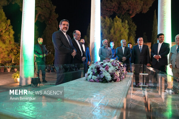 گرامیداشت یادروز حافظ با حضور رئیس جمهور و اهالی فرهنگ و ادب در شیراز