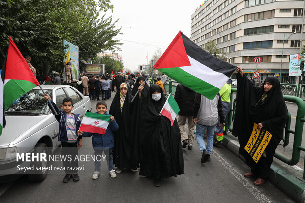 مردم تهران صبح امروز جمعه ۲۱ مهرماه ۱۴۰۲ با شرکت در راهپیمایی ضمن محکوم کردن جنایات رژیم کودک کش اسرائیل از عملیات فلسطینی‌ها در برابر این رژیم غاصب حمایت کردند