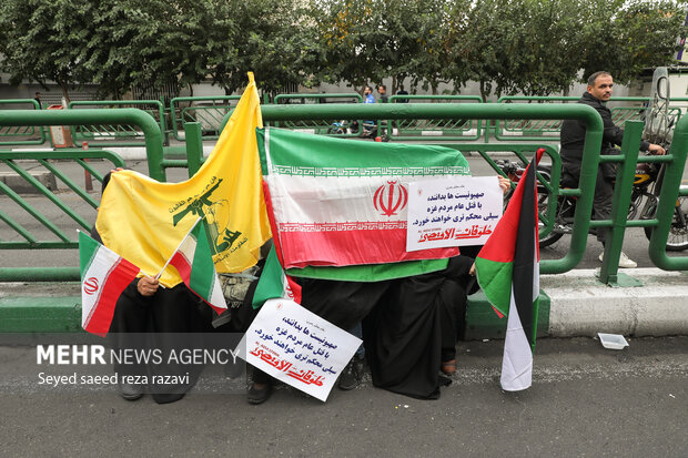 مردم تهران صبح امروز جمعه ۲۱ مهرماه ۱۴۰۲ با شرکت در راهپیمایی ضمن محکوم کردن جنایات رژیم کودک کش اسرائیل از عملیات فلسطینی‌ها در برابر این رژیم غاصب حمایت کردند