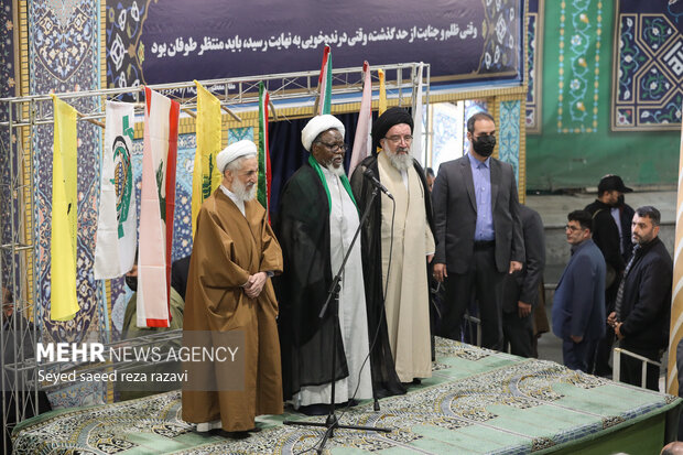 شیخ ابراهیم زکزاکی رهبر شیعیان نیجریه در حال سخنرانی در نماز جمعه تهران بیست و یکم مهر ماه ۱۴۰۲ است
