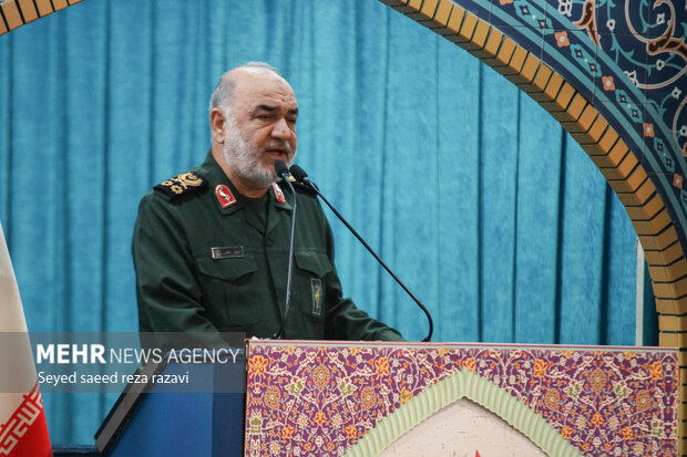 سرلشکر حسین سلامی فرمانده کل سپاه پاسداران در حال سخنرانی پیش از خطبه های نماز جمعه است