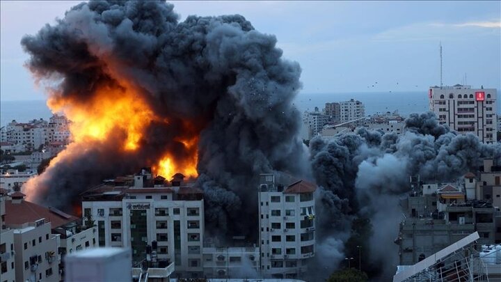 صیہونی رجیم کی غزہ کی پٹی پر شدید بمباری/ القسام بریگیڈ کا جوابی میزائل حملہ