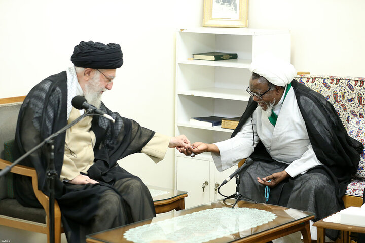 قائد الثورة الاسلامیة يمنح هدية للشيخ الزكزاكي وزوجته +صور