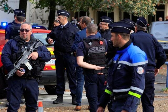 افزایش سطح هشدار در فرانسه و بسیج ۷هزار نیرو در پی قتل یک معلم