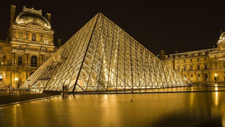France closes Paris' Louvre Museum for 'security reasons'