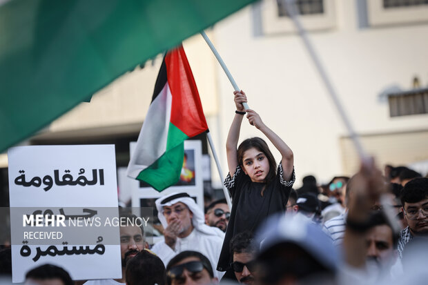 تحصن مردم بحرین در همبستگی با غزه و خواستار اخراج سفیر اسرائیل مقابل سفارت فلسطین در بحرین