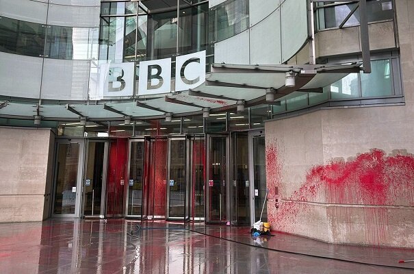 تظاهرات در لندن علیه جنایات اسراییل/ دفتر بی‌بی‌سی رنگ خون گرفت