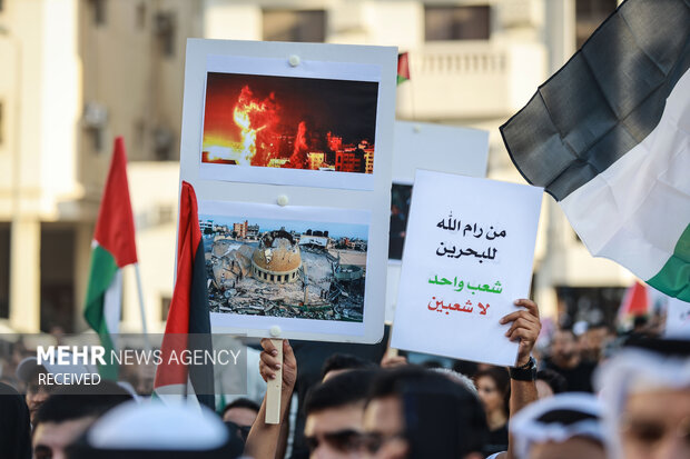 تحصن مردم بحرین در همبستگی با غزه و خواستار اخراج سفیر اسرائیل مقابل سفارت فلسطین در بحرین