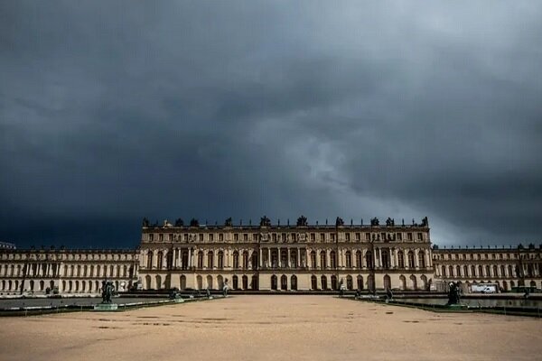 کاخ ورسای در فرانسه هم تخلیه شد+ فیلم