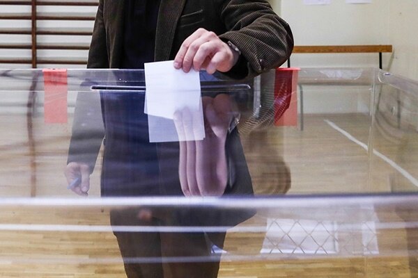 Polonya'da genel seçim ve referandum için oy verme işlemi başladı