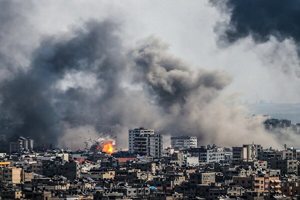 شهادت ۱۰ فلسطینی دیگر در غزه/ لحظه بمباران مرکز تجاری در النصیرات
