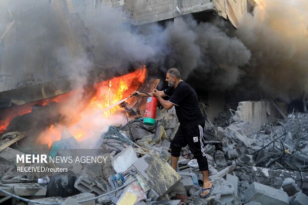 جنگنده‌های صهیونیست منازل ساکنان غزه را بر سرشان ویران می‌کنند