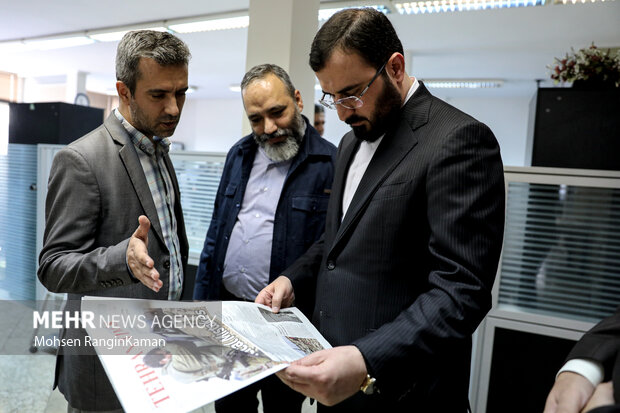 «سید محمد هاشمی» قائم مقام وزیر فرهنگ و ارشاد اسلامی در حال بازدید از مجله تهران تایمز است