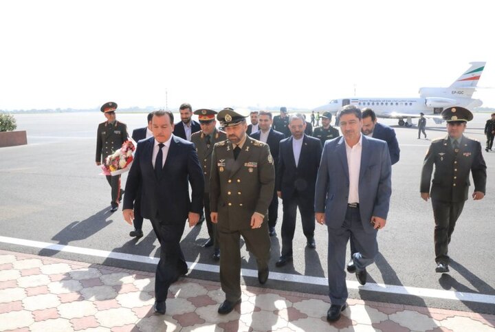 وزير الدفاع الإيراني يصل إلى طاجيكستان على رأس وفد رفيع المستوى
