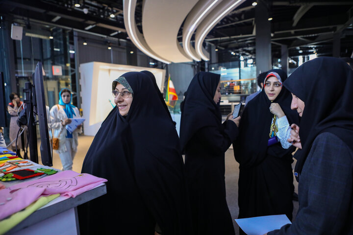 نخستین رویداد و نمایشگاه بین المللی با عنوان «مُد و پوشاک خلاق» به همت خانه نوآوری و فناوری ایران و ستاد توسعه فناوری‌های فرهنگی، سه‌شنبه ۲۵ مهر ۱۴۰۲ فعالیت خود را در محل دائمی نمایشگاه‌های بین‌المللی تهران آغاز کرد