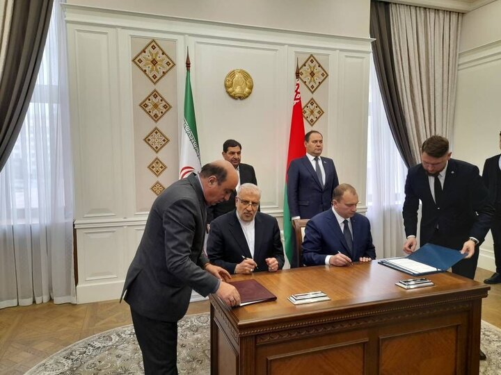 إيران وبيلاروسيا توقعان وثيقة تعاون في قطاع النفط