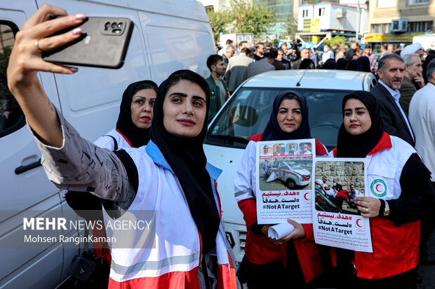ایران کی ہلال احمر کے کارکنوں اور طبی عملے کا فلسطین اسکوائر پر احتجاج
