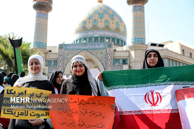 ایران کی ہلال احمر کے کارکنوں اور طبی عملے کا فلسطین اسکوائر پر احتجاج
