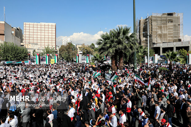 تجمع امدادگران و کادر درمان در میدان فلسطین