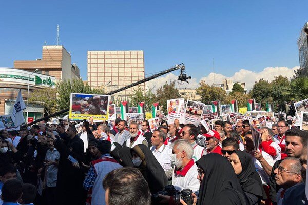 معلنون عن استعدادهم للحضور في غزة...وقفة تضامنية كبيرة للطواقم الصحية الإيرانية لإدانة جرائم اسرئيل